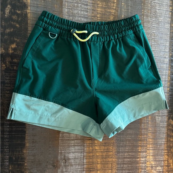 Old Navy Go H2O Stretchtech Shorts 4 Pockets and Ring for clip-on Green on Green - Picture 1 of 6